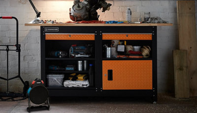 Chauffage d'atelier face à un établi d'outillage