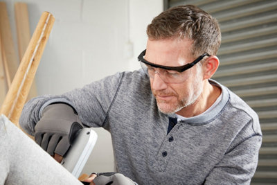 Un homme équipé de lunette de protection
