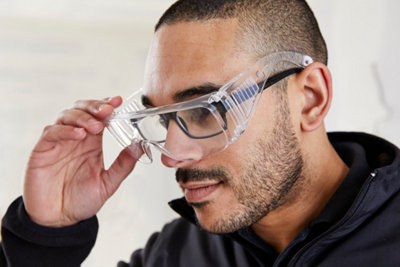 personne mettant des surlunette de protection