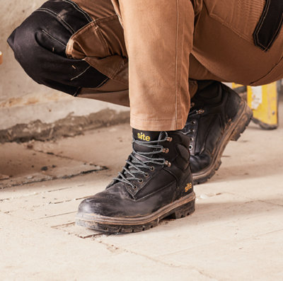 Personne avec chaussure de chantier