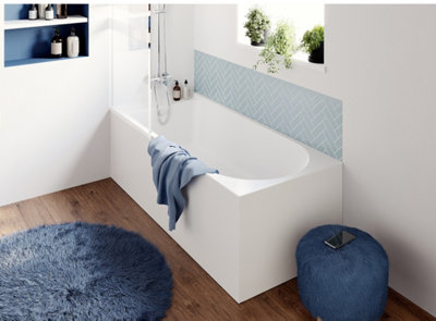 Baignoire avec déco bleu et plantes sur rebord fenêtre