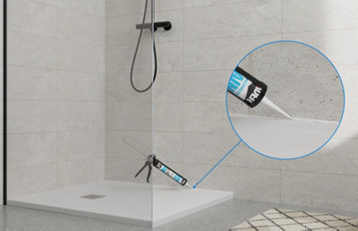 Zoom pistolet mastic appliquant silicone entre mur et receveur de douche