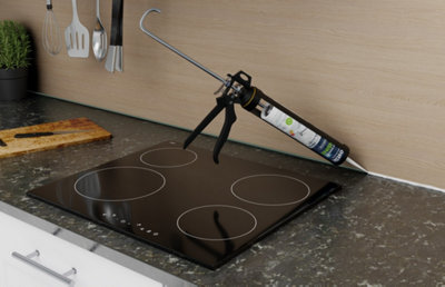 Application silicone avec pistolet bord cuisine