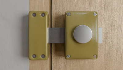 Verrou à demi-cylindre sur une porte