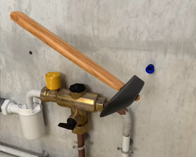 Marquage des emplacements de chevilles sur le mur avec une pointe à tracer