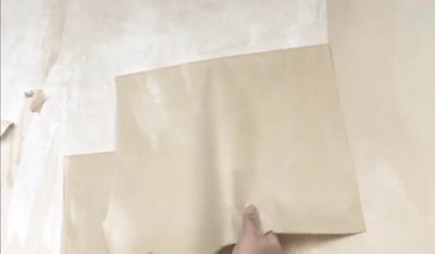 Décollez le papier peint à la spatule