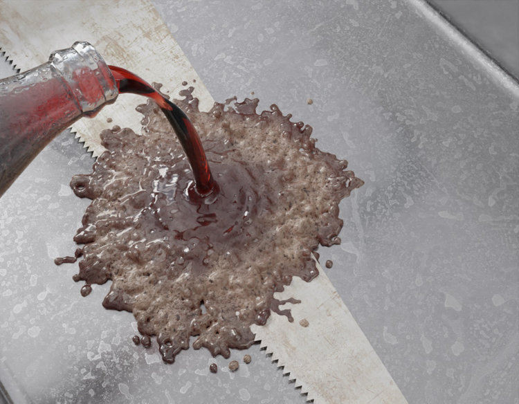 Coca déversé sur une lame de scie