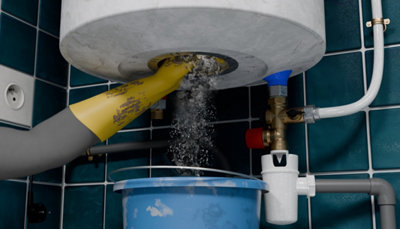 vidange de la cuve à travers le trou sous le chauffe-eau