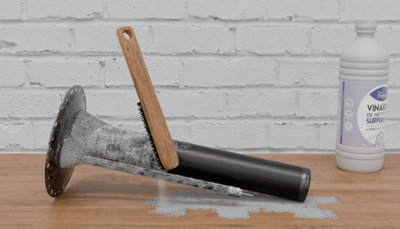 Détartrage de la résistance avec vinaigre et brosse qui nettoie celle-ci