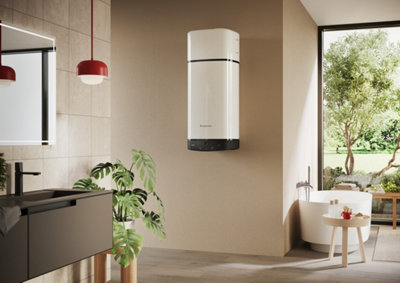 Chauffe-eau thermodynamique blanc au mur dans une salle de bain