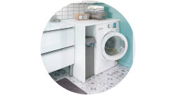 Lave-linge blanc installé dans une salle de bains