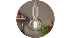 Zoom sur une ampoule à led avec culot blanc dans une cuisine