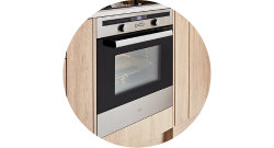 Four en inox encastré dans une cuisine bois