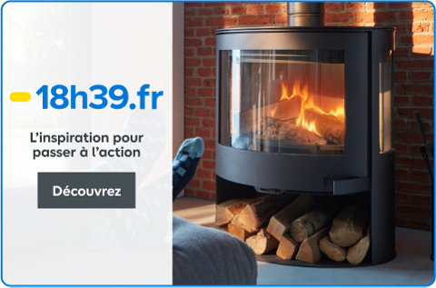 Pieds en chaussettes devant un poêle à bois