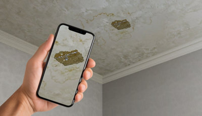 Prise de photo avec téléphone d'une tâche au plafond