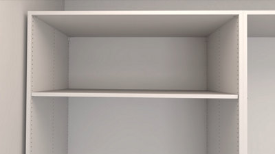 Positionnez les tablettes de l’étagère en place sur les supports, le trou sur la tranche positionné au fond.​