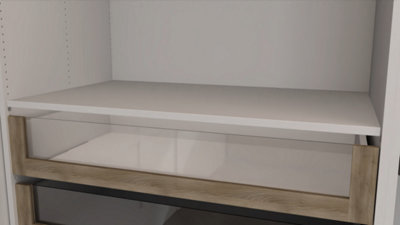 Placez enfin les tablettes sur les supports, le trou sur la tranche positionné au fond.​