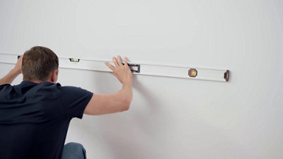 Tracez un repère sur le mur à cette hauteur.​
