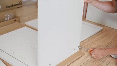 Pour assembler les meubles fixez un panneau latéral puis tournez le système de ferrure d’assemblage pour verrouiller les panneaux.​