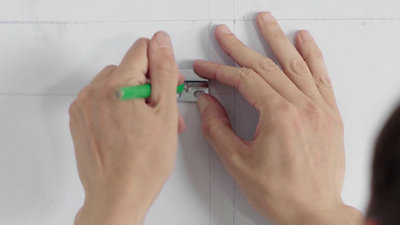 Reportez les mesures figurant sur la notice pour le support mural du meuble haut sur le mur.​