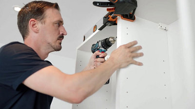 Fixez les meubles hauts adjacents au meuble d’angle