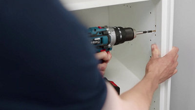 Fixez-la à la colonne à l’aide d’un serre-joint avec un débord de 2 cm sur la longueur du bord avant.​