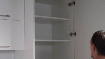 Installez les tablettes à l’intérieur des caissons, il suffit d’insérer les taquets de tablettes et de glisser les tabelles pour les placer.​