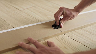 Coupez les plinthes à la bonne longueur et fixez les attaches des pieds à l’arrière de la plinthe aligné avec les pieds du meuble.​