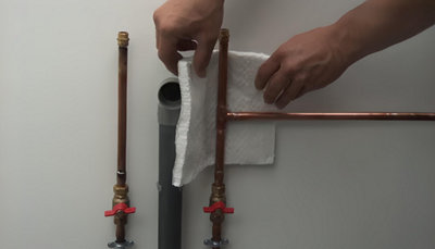 Avant de souder, protection du tuyau en PVC avec un écran thermique