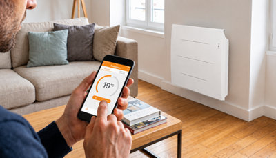 Contrôle à distance d'un radiateur électrique connecté via smartphone pour régler la température ambiante du salon.