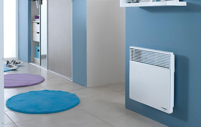 Convecteur électrique mural blanc installé sur un mur bleu dans une entrée : montée rapide en température pour chauffage en France.