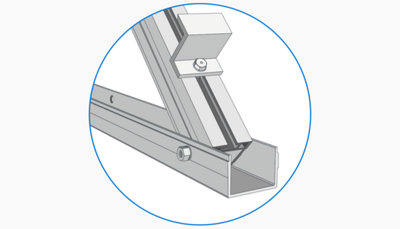 Placez les équerres supports du panneau dans les rainures de chaque profilé incliné à plus de 5 cm du sol puis glissez le panneau photovoltaïque sur ces supports.
