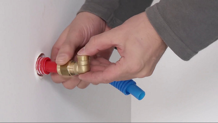 Installer le raccord et visser le