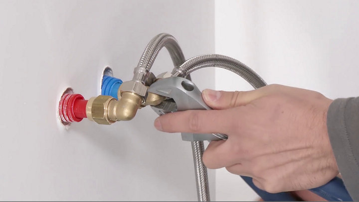 Installer les flexibles et serrer à la clé