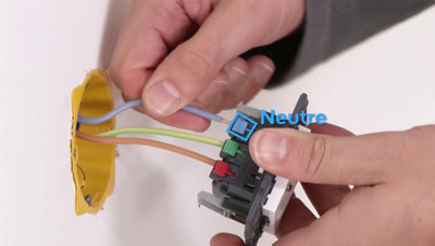 insérez chaque câble dans le mécanisme arrière de la prise