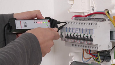 testez la présence d’électricité sur les bornes du tableau divisionnaire