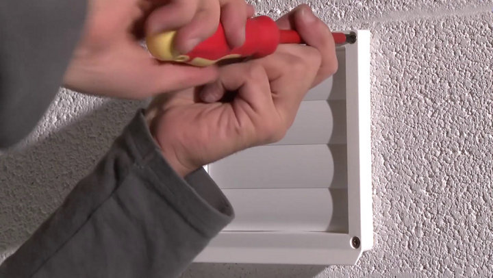 vissage volet avec tournevis au mur