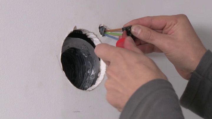 Passage fil électrique dans trou en haut