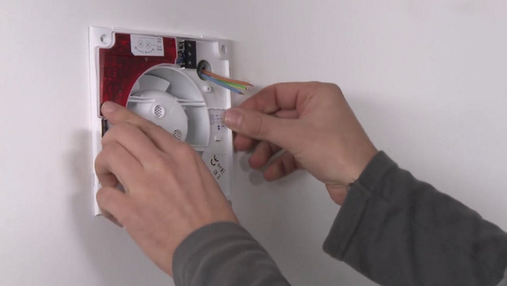 Insersion de l'extracteur dans le mur