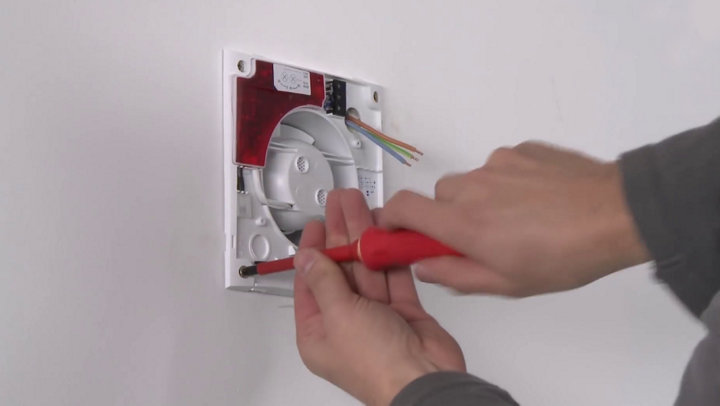 Fixation au tournevis de l'extracteur au mur
