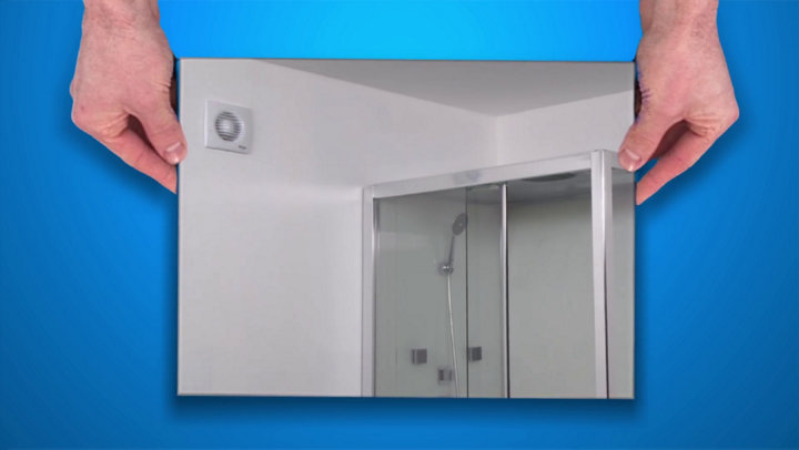 Extracteur d'humidité au mur à côté d'une douche