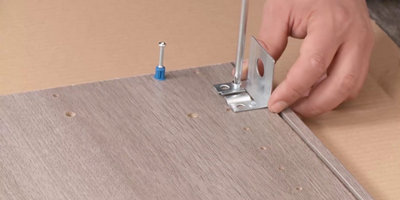 Monter panneau lateral dressing