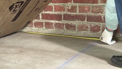 Mesurer la distance entre l’emplacement du pied droit et l’isolant du rampant