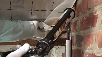 appliquer un cordon régulier et continu de mastic