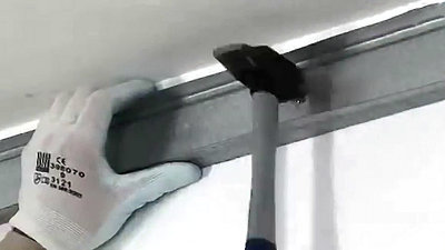 Terminer la fixation du premier rail