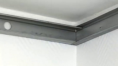 installer le montant perpendiculaire