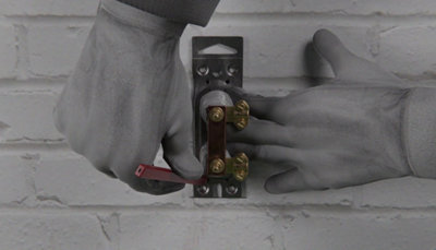 Fixation barrette de coupure sur mur extérieur