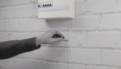 Traçage repère sur mur sous tableau électrique