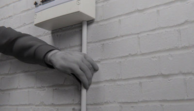 Fixation gaine rigide sous tableau électrique