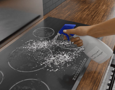 Pour récurer des surfaces incrustées, vous pouvez d’abord les saupoudrer de bicarbonate.​